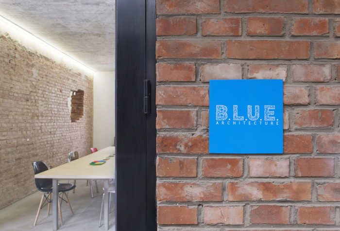 老舊紅磚辦公室進門區域翻新改造實例效果圖