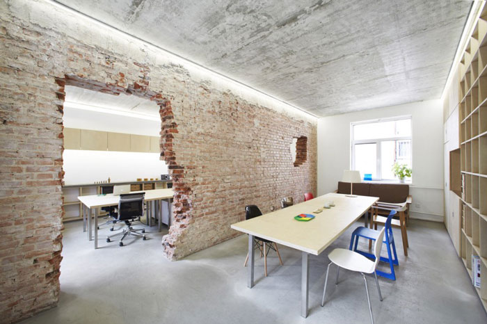 老舊紅磚辦公室通道空間翻新改造實例效果圖