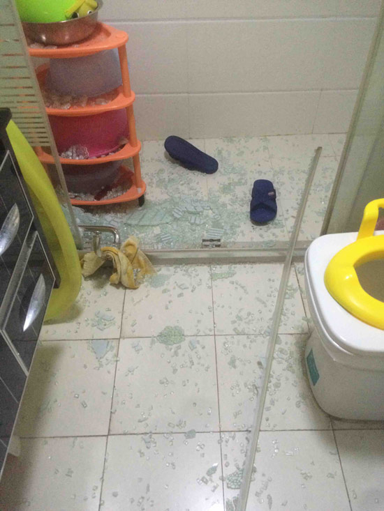 揚州衛生間鋼化玻璃爆炸現場畫面