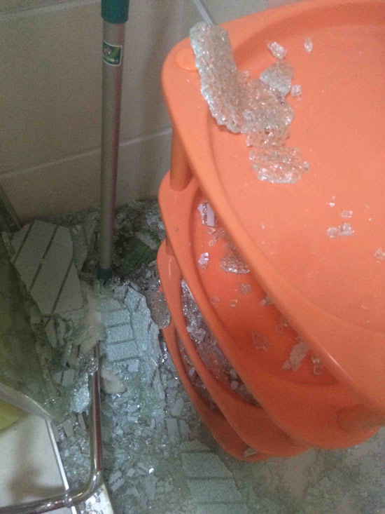 玻璃門突然炸裂現場畫面