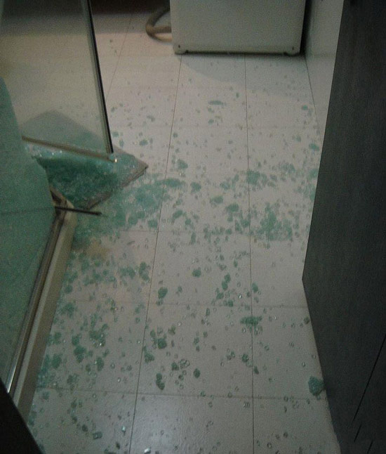 淋浴房鋼化玻璃自爆現場畫面