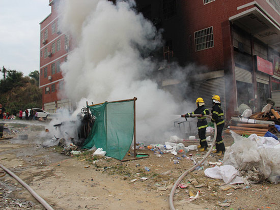 小孩玩火引發火災現場圖